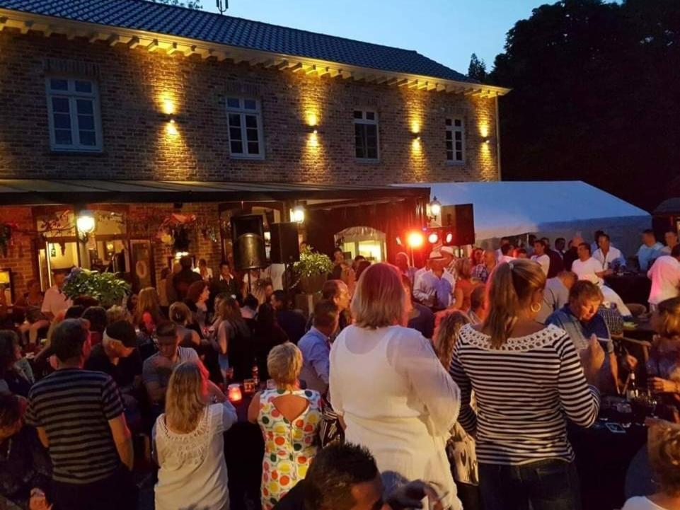 Pipowagen Met Prive Hot Tub Villa Lanaken Buitenkant foto